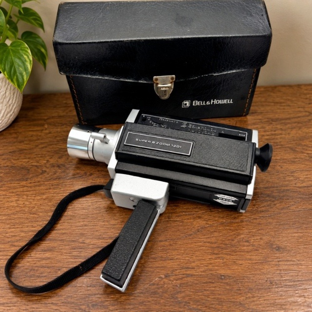 Vintage Bell & Howell Super 8 Zoom 1201 Autoload Movie Camera w/ Case Powers On